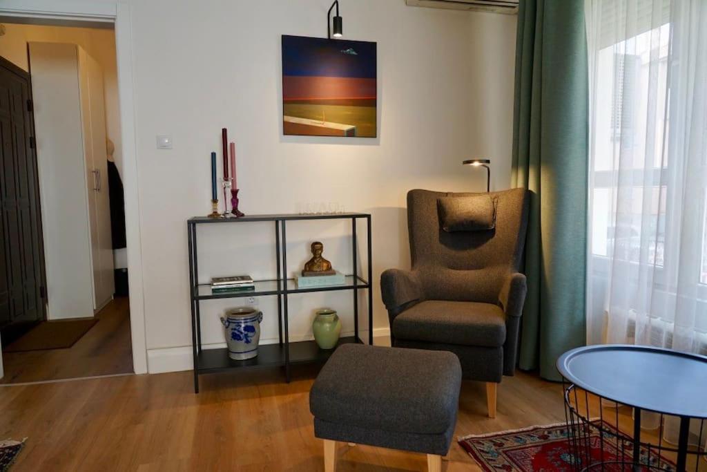 Aristocratic With A Parking Spot Apartamento